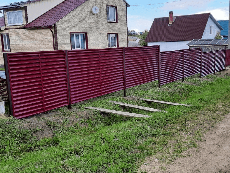 Фото забора из еврожалюзи ЭКО-Z RAL3005, с. Визинга